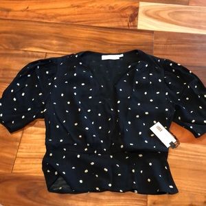 Cute puff sleeve top, tighter at waist